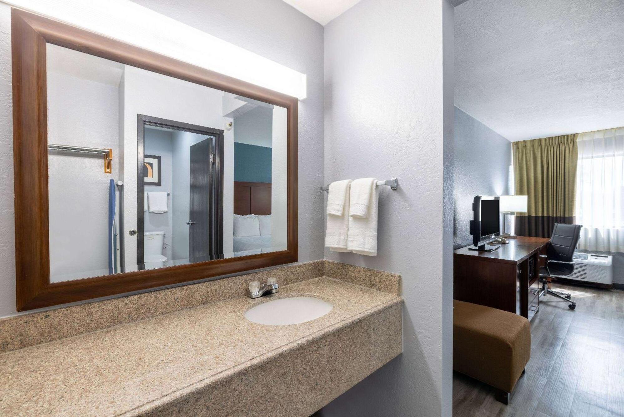Travelodge By Wyndham Brooklyn Center Exterior foto